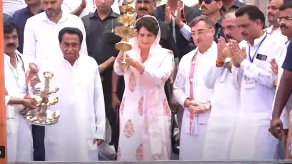 Priyanka Gandhi at Narmada river.jpg