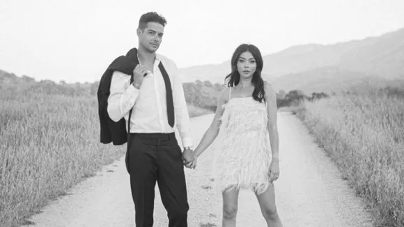 Sarah Hyland and Wells Adams tie the knot