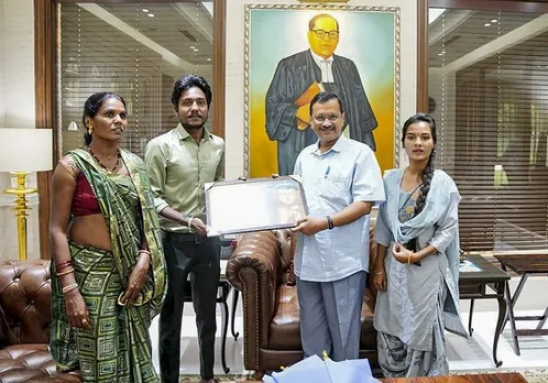 Kejriwal hosts sanitation worker's family from Gujarat over lunch at his residence