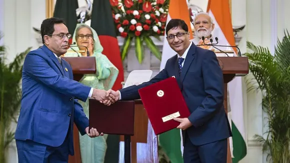 Prime Minister Narendra Modi with his Bangladeshi counterpart Sheikh Hasina witnesses exchange of MoUs between India and Bangladesh, at Hyderabad House, in New Delhi, Tuesday