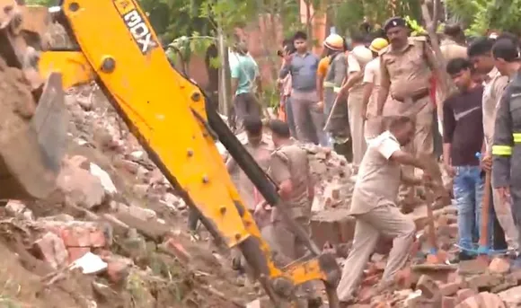 4 labourers dead as boundary wall of Noida housing society collapses