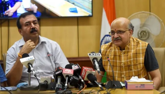 Secretary (Food) Sudhanshu Pandey (C) and Secretary Agriculture Manoj Ahuja (L) jointly address a press conference on 'Wheat Scenario'