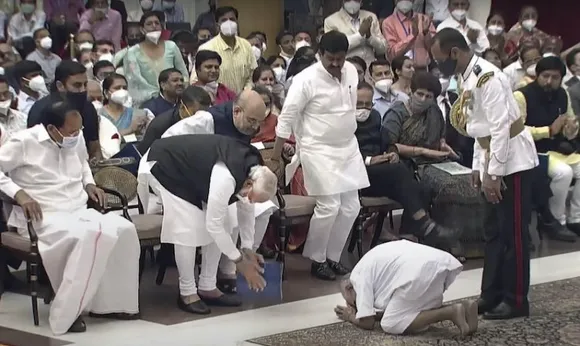 Padma Shri Swami Sivananda and PM Modi greeting each other