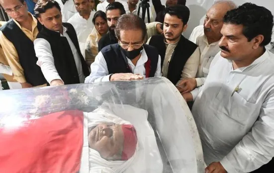 Thousands queue up to pay respects to Mulayam Singh Yadav Lying-in-State in Saifai