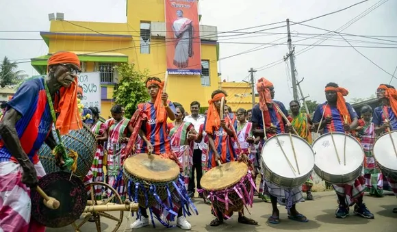 Locals celebrating at President-elect Droupadi Murmu's house at Rairangpur in Odisha
