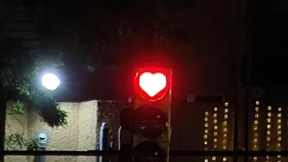 HEART SYMBOL AT TRAFFIC SIGNAL