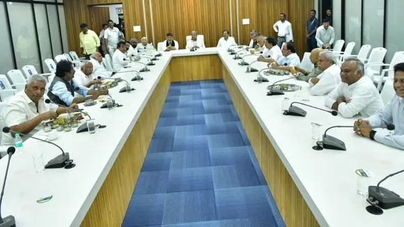 Siddaramaiah dinner meeting (1)