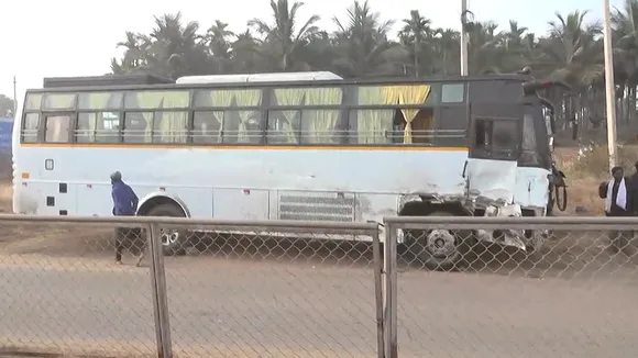 School-bus-just-miss_40-students-safe_chitradurga-district-between-hiriyuru---sira-seabird-bus-accident_Massive-bus-tragedy