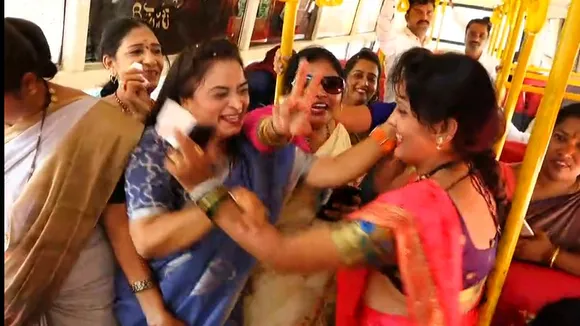Video: ಮಹಿಳೆಯರಿಗೆ 'ಫ್ರೀ' ಶಕ್ತಿಯ ಜೋಶ್.. ಬಸ್ ಏರಿ ಭರ್ಜರಿ ಸ್ಟೆಪ್ಸ್ ಹಾಕಿದ ನಾರಿಯರು!