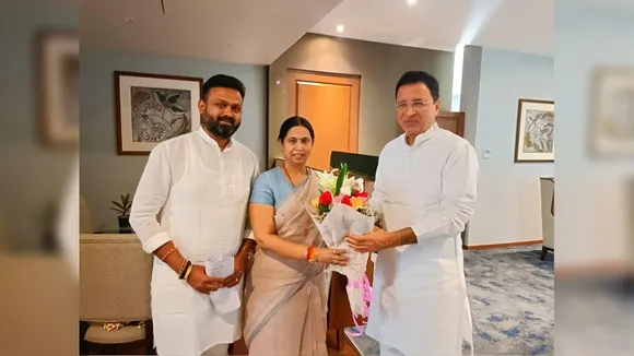 ಇಲಾಖೆ ವಿಚಾರದಲ್ಲಿ ಸಹೋದರನಿಗೆ ಮೂಗು ತೂರಿಸದಂತೆ ಗಮನವಹಿಸಿ; ಲಕ್ಷ್ಮೀ ಹೆಬ್ಬಾಳ್ಕರ್​ಗೆ ಸುರ್ಜೇವಾಲಾ ಸೂಚನೆ