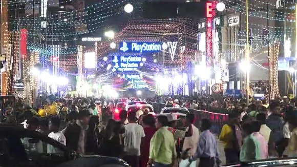 ಬ್ರಿಗೇಡ್​ ರೋಡಲ್ಲಿ ಗರ್ಲ್​ ಫ್ರೆಂಡ್​​​ ಜತೆ ಅಸಭ್ಯ ವರ್ತನೆ.. ಪುಂಡನಿಗೆ ಗೂಸಾ ಕೊಟ್ಟ ಪ್ರಿಯಕರ!