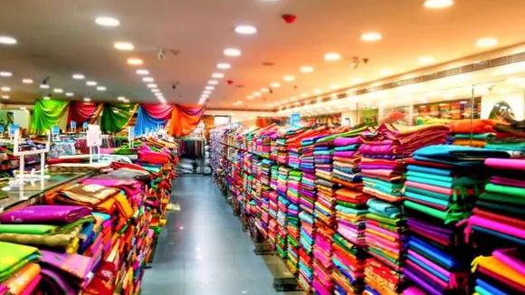 ಹೆಣ್ಣುಮಕ್ಕಳ ವೋಟ್​ಗಾಗಿ ರಾಜಕೀಯ ಪಕ್ಷಗಳ ಸರ್ಕಸ್​; ಕಲರ್​ ಕಲರ್​ ಸೀರೆಗಳಿಗೆ ಸಖತ್​ ಡಿಮ್ಯಾಂಡ್​!