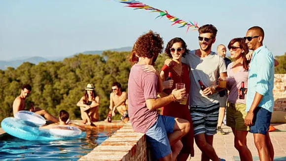 ಮಹಿಳೆಯರೇ ಎಚ್ಚರ.. ಬಿರು ಬಿಸಿಲಿನಲ್ಲಿ ಈ ಬಟ್ಟೆ ಧರಿಸಿ ತಪ್ಪು ಮಾಡಬೇಡಿ; ಯಾವ ಉಡುಪು ಹಾಕಿದ್ರೆ ಬೆಸ್ಟ್!