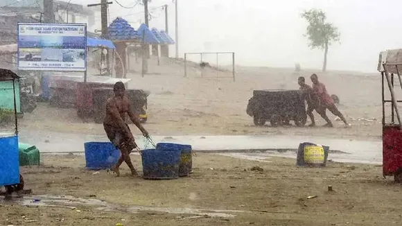 ಎಚ್ಚರದಿಂದಿರಿ! ಗಂಟೆಗೆ 135 ಕಿಮೀ ವೇಗ.. ರೆಮಲ್ ಸೈಕ್ಲೋನ್​ಗೆ 16 ಜನರು ಬಲಿ