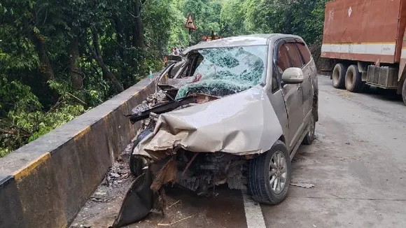 ಇನೋವಾ ಹಾಗೂ ಕಂಟೇನರ್ ನಡುವೆ ಭೀಕರ ಅಪಘಾತ; ತಾಯಿ, ಮಗ ಸ್ಥಳದಲ್ಲೇ ಸಾವು, ನಾಲ್ವರು ಗಂಭೀರ