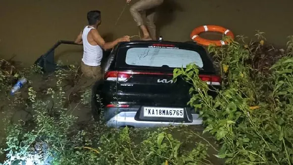 ಚಾಲಕನ ನಿಯಂತ್ರಣ ತಪ್ಪಿ ಕೆರೆಗೆ ಬಿದ್ದ ಕಾರು.. ಬಟ್ಟೆ ಅಂಗಡಿ ಮಾಲೀಕ ಸಾವು