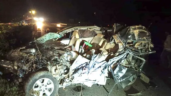 ಭೀಕರ ಅಪಘಾತದಲ್ಲಿ ನಜ್ಜುಗುಜ್ಜಾದ ಕಾರು.. 2 ಎಂಜಿನಿಯರಿಂಗ್ ವಿದ್ಯಾರ್ಥಿಗಳು ಸಾವು, ಚಾಲಕ ಗಂಭೀರ