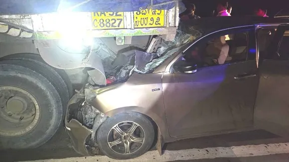 ಲಾರಿ ಮತ್ತು ಕಾರ್​ ನಡುವೆ ಭೀಕರ ಅಪಘಾತ.. ಇಬ್ಬರು ಸಾವು, ಓರ್ವ ಗಂಭೀರ