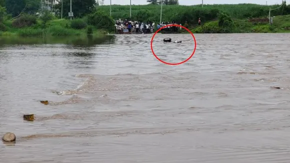 ಘಟಪ್ರಭಾ ನದಿ ದಾಟುವ ವೇಳೆ ಅವಘಡ.. 13 ಜನರನ್ನು ಹೊತ್ತು ಸಾಗಿಸುತ್ತಿದ್ದ ಟ್ರ್ಯಾಕ್ಟರ್​ ಪಲ್ಟಿ