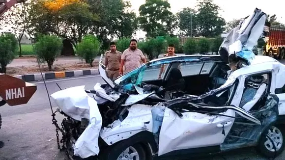 ಮಗನ ಪಿಂಡ ಬಿಟ್ಟು ಬರುವ ವೇಳೆ ಅಪಘಾತ.. ಬಸ್​ಗೆ ಕಾರು ಡಿಕ್ಕಿ ಹೊಡೆದು ಇಬ್ಬರು ಸಾವು