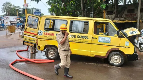 ಶಾಲಾ ವಾಹನದಲ್ಲಿ ಕಾಣಿಸಿಕೊಂಡ ಬೆಂಕಿ; ಮಕ್ಕಳನ್ನು ಸ್ಕೂಲ್​ಗೆ ಕರೆದೊಯ್ಯುವ ವೇಳೆ ಎದುರಾದ ದೊಡ್ಡ ಅನಾಹುತ