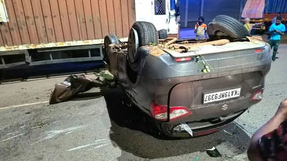 ಭೀಕರ ರಸ್ತೆ ಅಪಘಾತ.. ಡಿವೈಡರ್​ಗೆ ಡಿಕ್ಕಿ ಹೊಡೆದ ಕಾರು.. ಬಿಡಿ ಭಾಗಗಳೆಲ್ಲಾ ಚೆಲ್ಲಾಪಿಲ್ಲಿ