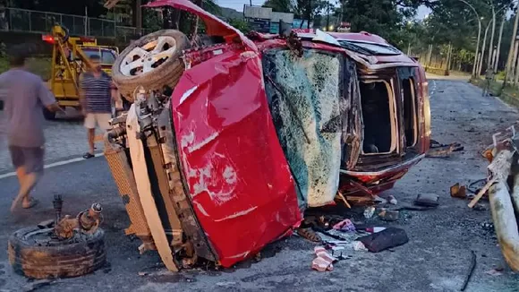 ರಸ್ತೆ ಡಿವೈಡರ್ ಮೇಲೇರಿ ಪಲ್ಟಿ ಹೊಡೆದ ಐಷಾರಾಮಿ ಕಾರು.. ಅಪಘಾತ ತೀವ್ರತೆಗೆ ಕಾರು ಚಾಲಕ ಸಾವು