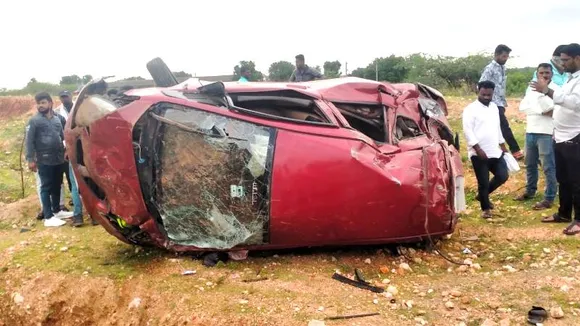 ಚಲಿಸುತ್ತಿದ್ದ ಕಾರಿನ ಟೈರ್​​ ಬ್ಲಾಸ್ಟ್​.. ಪಲ್ಟಿ ಹೊಡೆದ ರಭಸಕ್ಕೆ ನಜ್ಜುಗುಜ್ಜಾದ ಕಾರು