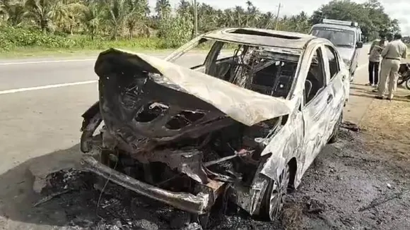 ಶಾರ್ಟ್ ಸರ್ಕ್ಯೂಟ್​​​ಗೆ ರಸ್ತೆ ಮಧ್ಯೆಯೇ ಹೊತ್ತಿ ಉರಿದ ಕಾರು.. ನಾಲ್ವರು ಪ್ರಯಾಣಿಕರು ಬಚಾವ್​ ಆಗಿದ್ದೇ ರೋಚಕ