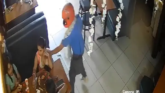 VIDEO: ಪಿಜ್ಜಾ ತಿನ್ನುವುದರಲ್ಲೇ ಮಗ್ನಳಾಗಿದ್ದ ಮಹಿಳೆ.. ಸರ​ ಕಸಿದು ಪರಾರಿಯಾದ ಖತರ್ನಾಕ್​ ಕಳ್ಳ