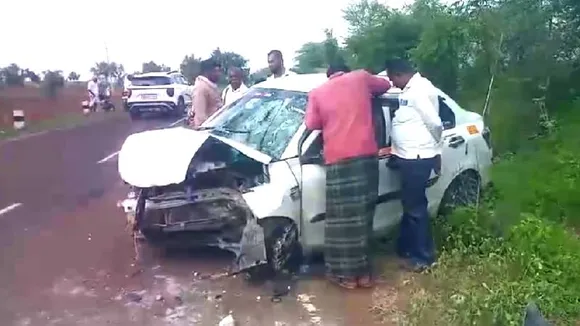 VIDEO: ರಸ್ತೆ ಪಕ್ಕದ ಕಲ್ಲಿಗೆ ಕಾರು ಗುದ್ದಿ ಮೂವರು ಸಾವು.. ಅಪಘಾತದ ಭಯಾನಕ ದೃಶ್ಯ ಮೊಬೈಲ್​ ಕ್ಯಾಮೆರಾದಲ್ಲಿ ಸೆರೆ