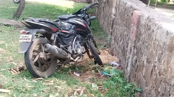 ಕಾಂಪೌಂಡ್‌ಗೆ ಡಿಕ್ಕಿ ಹೊಡೆದ ಬೈಕ್​.. ಇಬ್ಬರು ಸ್ಥಳದಲ್ಲೇ ಸಾವು