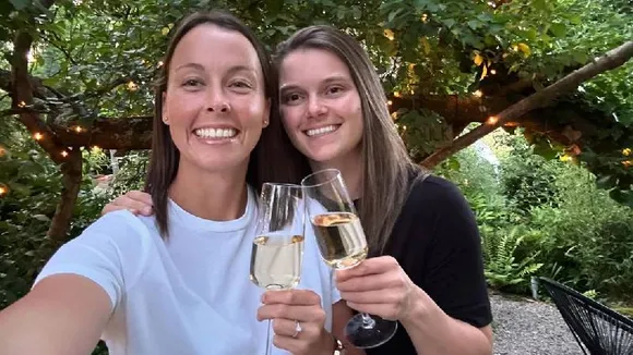 ಇಂಗ್ಲೆಂಡ್​-ಆಸ್ಟ್ರೇಲಿಯಾ ಕ್ರಿಕೆಟ್​​​ ಆಟಗಾರ್ತಿಯರ ನಡುವೆ  ಲವ್​! ಉಂಗುರ ಬದಲಾಯಿಸಿಕೊಂಡ ಸಲಿಂಗಿ ಜೋಡಿ