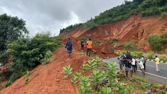 ಭಾರೀ ಅನಾಹುತ.. ಅಂಕೋಲದಲ್ಲಿ ಒಂದೇ ಕುಟುಂಬದ ಐವರು ಗುಡ್ಡ ಕುಸಿತದಲ್ಲಿ ಸಿಲುಕಿರುವ ಶಂಕೆ..