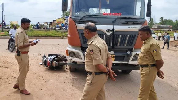 ಬೈಕ್​​ ಸವಾರನ ಮೇಲೆ ಹರಿದ ಟಿಪ್ಪರ್​.. ಟೈರ್​ ಅಡಿಗೆ ಸಿಲುಕಿ ಸಾವನ್ನಪ್ಪಿದ ವ್ಯಕ್ತಿ