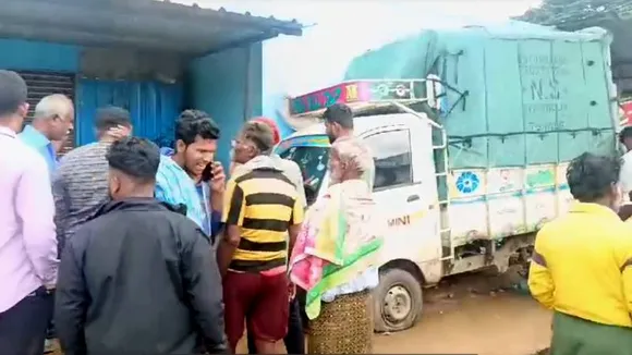ರಸ್ತೆ ಬದಿ ನಿಂತಿದ್ದ ವ್ಯಕ್ತಿಗೆ ಗೂಡ್ಸ್ ವಾಹನ ಡಿಕ್ಕಿ.. ಸ್ಥಳದಲ್ಲೇ ಸಾವು, ಚಾಲಕ ಪರಾರಿ