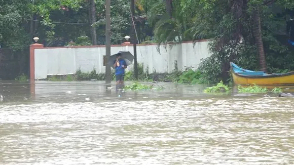 ಮಳೆ, ಪ್ರವಾಹ, ಸಂಕಷ್ಟ.. ಶಾಲಾ-ಕಾಲೇಜುಗಳಿಗೆ ರಜೆ.. ಈ ಜಿಲ್ಲೆಗಳಿಗೆ ರೆಡ್ ಅಲರ್ಟ್ ಘೋಷಣೆ