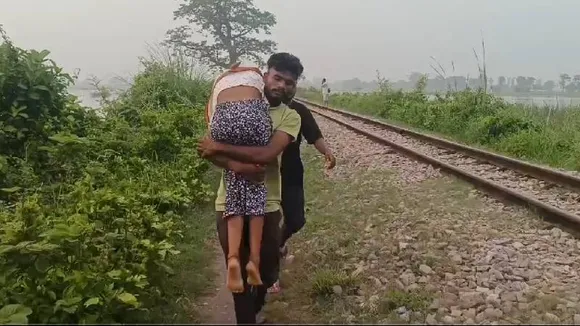 VIDEO: ರಸ್ತೆ ಇಲ್ಲ.. ಆಸ್ಪತ್ರೆ ಸಾಗಿಸುವ ವೇಳೆ ಅಣ್ಣನ ಹೆಗಲ ಮೇಲೆಯೇ ತಂಗಿ ಸಾವು!