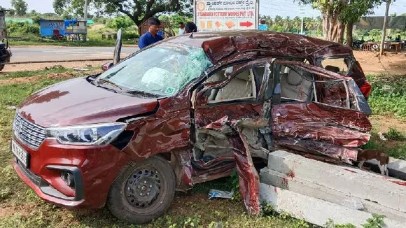 ಗೂಡ್ಸ್ ಲಾರಿ ಡಿಕ್ಕಿ ಹೊಡೆದ ರಭಸಕ್ಕೆ ನಜ್ಜುಗುಜ್ಜಾದ ಕಾರು.. ಮೂವರು ಸಾವು