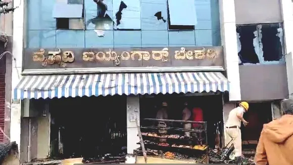 ಆಕಸ್ಮಿಕ ಬೆಂಕಿ ಅವಘಡ.. ಸುಟ್ಟು ಕರಕಲಾದ 3 ಅಂತಸ್ತಿನ ಬೇಕರಿ