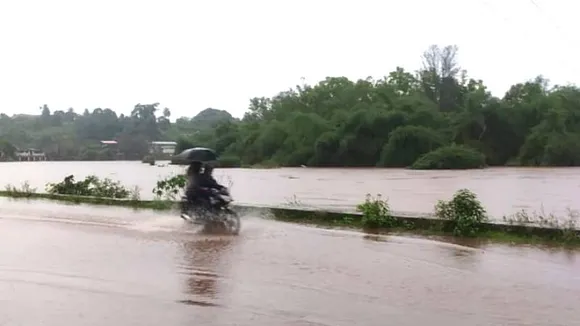 ವಿಪರೀತ ಮಳೆ, ಹಳ್ಳದಂತಾದ ಬಸ್ ನಿಲ್ದಾಣ.. ಶಾಲಾ-ಕಾಲೇಜುಗಳಿಗೆ ರಜೆ ಘೋಷಣೆ