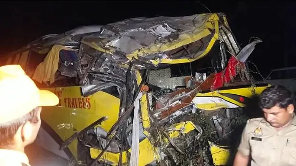 ಡಬಲ್​ ಡೆಕ್ಕರ್​ ಬಸ್​-ಕಾರಿನ ನಡುವೆ ಭೀಕರ ಅಪಘಾತ.. 7 ಮಂದಿ ಸಾವು