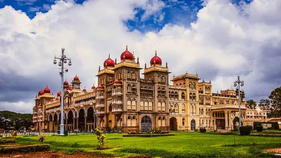 ಮೈಸೂರು ಅರಮನೆ ವೀಕ್ಷಣೆ ಇನ್ನಷ್ಟು ಸುಲಭ! ವಾಟ್ಸ್​ಆ್ಯಪ್​ನಲ್ಲೇ ಟಿಕೆಟ್​ ಬುಕ್​ ಮಾಡೋಕಾಗುತ್ತೆ ಕಣ್ರಿ