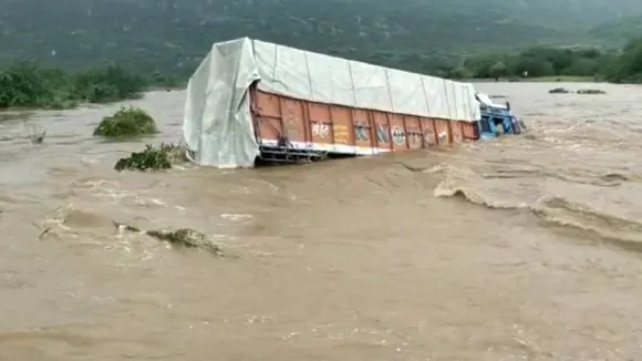 ಮಳೆ ನೀರಿಗೆ ಮಗು ಸಾವು, ನದಿಗೆ ಬಿದ್ದ ಪರ್ವತದ ಒಂದು ಭಾಗ.. ಹತೋಟಿಗೆ ಬಾರದ ಪ್ರವಾಹ