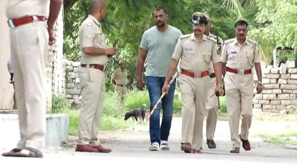 ಜೈಲಲ್ಲಿ ದಾಸನ ದಶಾವತಾರ.. ಸೆಲ್‌ನಿಂದ ಬೇಸರದಲ್ಲೇ ಹೊರ ಬಂದ ದರ್ಶನ್‌; 10 ಫೋಟೋ ಇಲ್ಲಿವೆ!