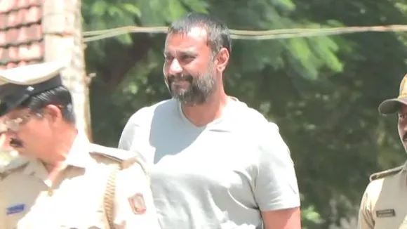 ಬಳ್ಳಾರಿ ಜೈಲಿಗೆ ಬಂದ್ರೂ ಗೆಳತಿ ಮರೆಯದ ದಾಸ.. ಆತ್ಮೀಯರ ಬಳಿ ಭಾರೀ ಬೇಸರ..!