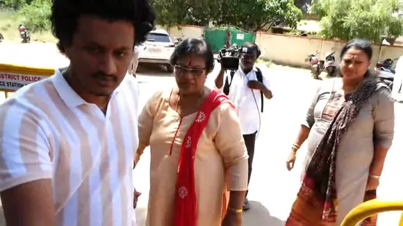 ಅಮ್ಮನನ್ನು ಕಾಣುವಾಸೆ.. ಮೊದಲ ಬಾರಿಗೆ ಬಳ್ಳಾರಿ ಜೈಲಿಗೆ ಬಂದ ಮೀನಾ ತೂಗುದೀಪ.. ದರ್ಶನ್​ಗಾಗಿ ಏನು ತಂದಿದ್ದಾರೆ ಗೊತ್ತಾ?