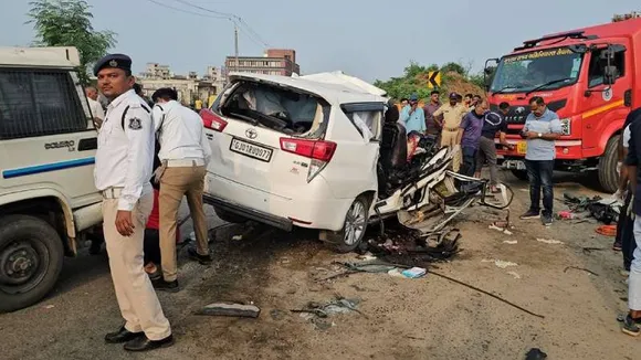 ವೇಗವಾಗಿ ಬಂದು ಲಾರಿಗೆ ಗುದ್ದಿದ ಕಾರು.. ಭೀಕರ ಅಪಘಾತದಲ್ಲಿ 7 ಜನರು ಸಾವು