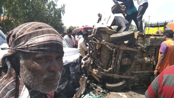 ಅಂತ್ಯಸಂಸ್ಕಾರಕ್ಕೆ ತೆರಳುತ್ತಿದ್ದ ವೇಳೆ ಅಪಘಾತ.. ಕಾರು ಗುದ್ದಿದ ರಭಸಕ್ಕೆ ಪಲ್ಟಿ ಹೊಡೆದ ಗೂಡ್ಸ್ ಆಟೋ 