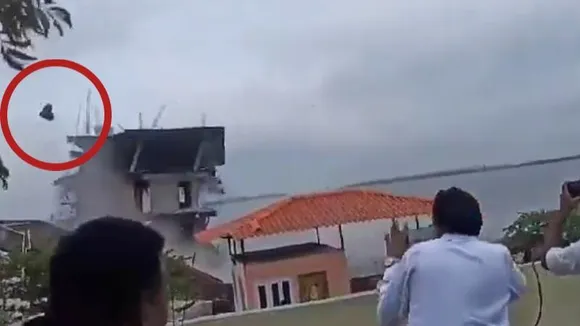 ಕಟ್ಟಡ ಧ್ವಂಸಗೊಳಿಸುವಾಗ ವ್ಯಕ್ತಿಯ ನೆತ್ತಿ ಸೀಳಿತು ತೂರಿ ಬಂದ ಕಲ್ಲು; ವಿಡಿಯೋ ನೋಡಿದ್ರೆ ಬೆಚ್ಚಿ ಬೀಳೋದು ಗ್ಯಾರಂಟಿ